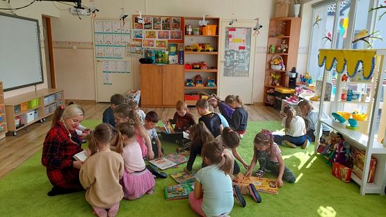 Grafika #48: 24.04.2023 Światowy Dzień Książki - spotkanie z Panią bibliotekarką