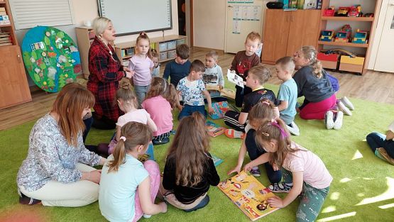 Grafika #49: 24.04.2023 Światowy Dzień Książki - spotkanie z Panią bibliotekarką