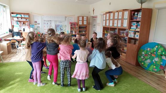 Grafika #75: 24.04.2023 Światowy Dzień Książki - spotkanie z Panią bibliotekarką