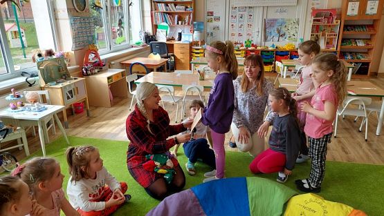 Grafika #84: 24.04.2023 Światowy Dzień Książki - spotkanie z Panią bibliotekarką