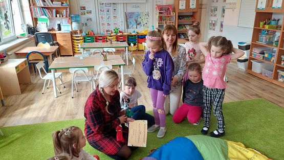 Grafika #85: 24.04.2023 Światowy Dzień Książki - spotkanie z Panią bibliotekarką