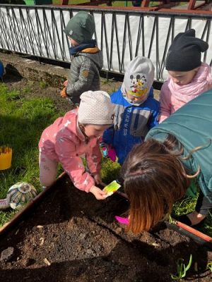 Grafika #11: 19.04.2023 Wiosenny ogródek