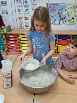 Grafika #2: 04.04.2023 Wielkanocny chlebek - warsztaty piekarnicze w gr. III