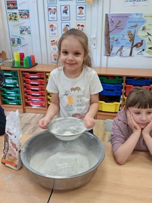 Grafika #4: 04.04.2023 Wielkanocny chlebek - warsztaty piekarnicze w gr. III