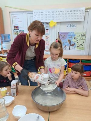 Grafika #7: 04.04.2023 Wielkanocny chlebek - warsztaty piekarnicze w gr. III