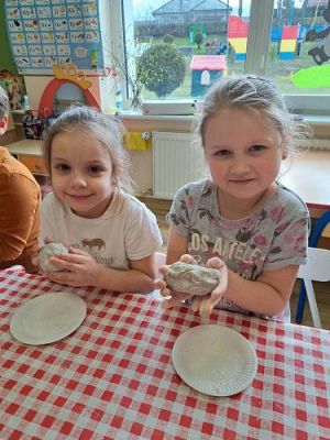 Grafika #9: 04.04.2023 Wielkanocny chlebek - warsztaty piekarnicze w gr. III