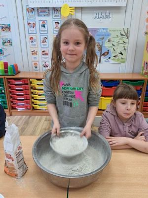 Grafika #10: 04.04.2023 Wielkanocny chlebek - warsztaty piekarnicze w gr. III