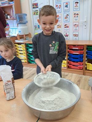 Grafika #14: 04.04.2023 Wielkanocny chlebek - warsztaty piekarnicze w gr. III