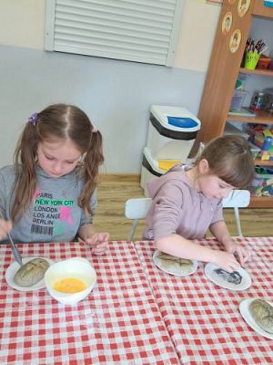 Grafika #15: 04.04.2023 Wielkanocny chlebek - warsztaty piekarnicze w gr. III