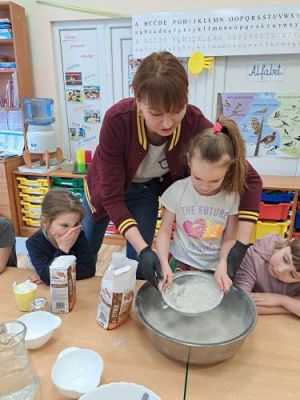 Grafika #16: 04.04.2023 Wielkanocny chlebek - warsztaty piekarnicze w gr. III