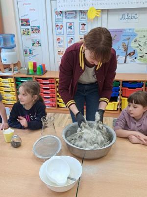 Grafika #18: 04.04.2023 Wielkanocny chlebek - warsztaty piekarnicze w gr. III