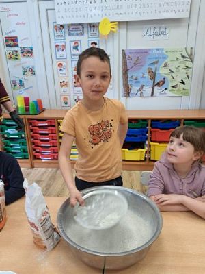 Grafika #21: 04.04.2023 Wielkanocny chlebek - warsztaty piekarnicze w gr. III