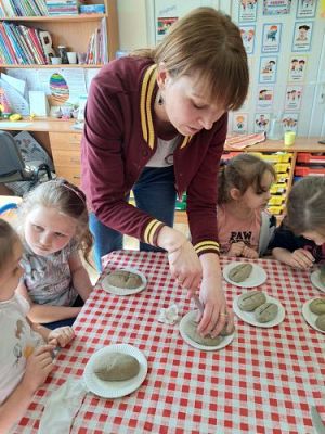 Grafika #24: 04.04.2023 Wielkanocny chlebek - warsztaty piekarnicze w gr. III