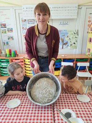 Grafika #25: 04.04.2023 Wielkanocny chlebek - warsztaty piekarnicze w gr. III