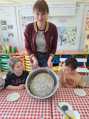 Grafika #27: 04.04.2023 Wielkanocny chlebek - warsztaty piekarnicze w gr. III