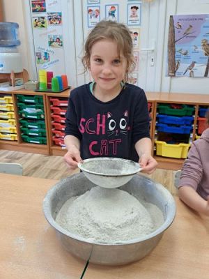 Grafika #30: 04.04.2023 Wielkanocny chlebek - warsztaty piekarnicze w gr. III