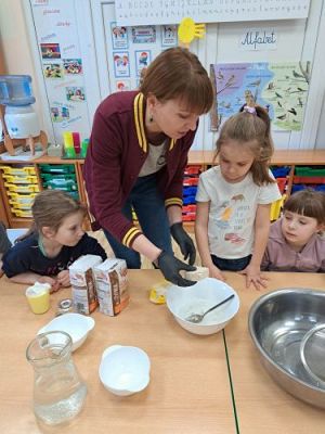 Grafika #31: 04.04.2023 Wielkanocny chlebek - warsztaty piekarnicze w gr. III