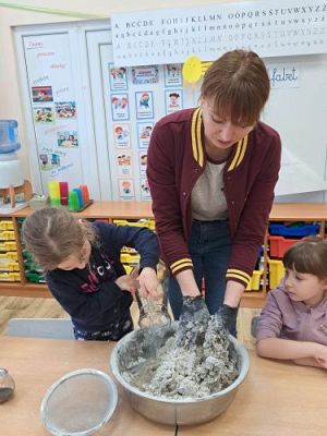 Grafika #34: 04.04.2023 Wielkanocny chlebek - warsztaty piekarnicze w gr. III