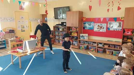 Grafika #2: 28.02.2023 Magia na wesoło - spotkanie z iluzjonistą