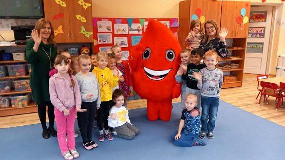 Grafika #16: 26.01.2023 Odwiedziny Kropelki z Centrum Krwiodawstwa w Słupsku