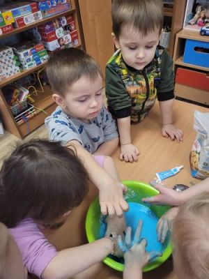 Grafika #3: Przygotowywanie laurek na Dzień Babci i Dziadka gr I