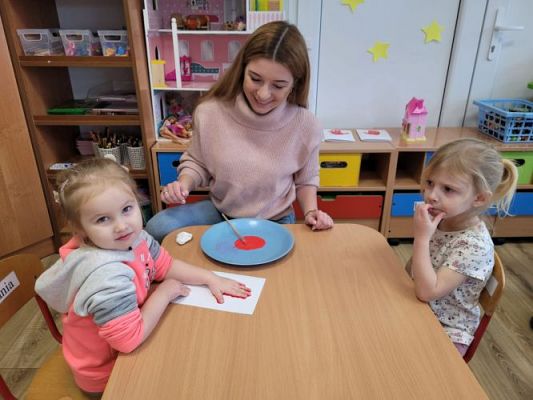 Grafika #10: Przygotowywanie laurek na Dzień Babci i Dziadka gr I