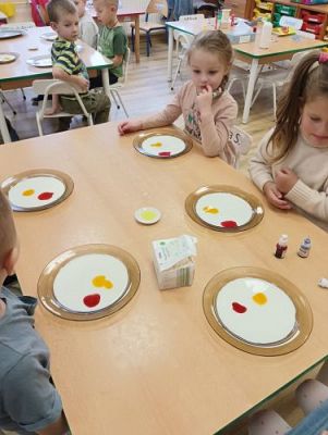 Grafika #4: Zabawy badawcze w Klubie Małego Odkrywcy gr II i gr III