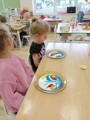 Grafika #10: Zabawy badawcze w Klubie Małego Odkrywcy gr II i gr III