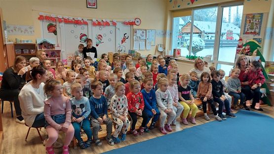 Grafika #1: 08.12.2022 Przedstawienie teatralne pt."Wartość bajki"