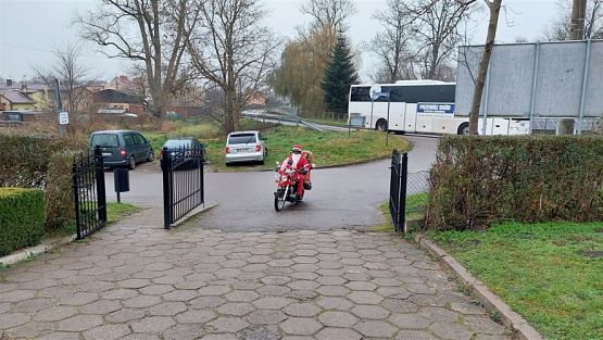 Grafika #2: 06.12.2022 Odwiedziny pomocnika św.Mikołaja na motocyklu