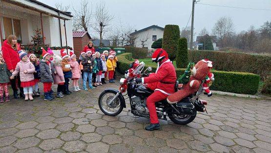 Grafika #5: 06.12.2022 Odwiedziny pomocnika św.Mikołaja na motocyklu