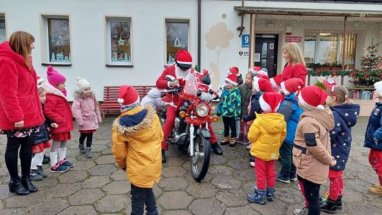 Grafika #9: 06.12.2022 Odwiedziny pomocnika św.Mikołaja na motocyklu