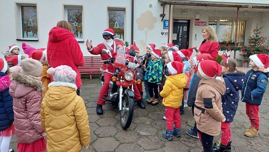 Grafika #11: 06.12.2022 Odwiedziny pomocnika św.Mikołaja na motocyklu