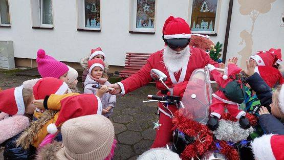 Grafika #12: 06.12.2022 Odwiedziny pomocnika św.Mikołaja na motocyklu