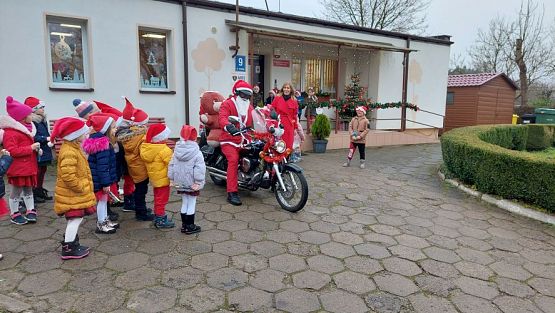 Grafika #24: 06.12.2022 Odwiedziny pomocnika św.Mikołaja na motocyklu