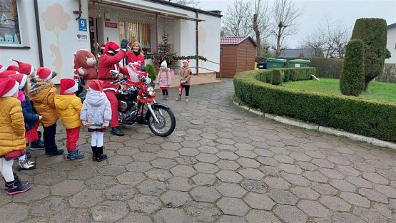 Grafika #25: 06.12.2022 Odwiedziny pomocnika św.Mikołaja na motocyklu