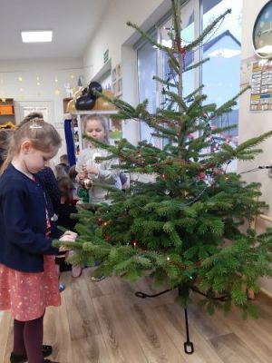 Grafika #0: 05.12.2022 Wspólne ubieranie choinki w grupie Średniaków i Starszaków