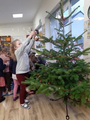 Grafika #1: 05.12.2022 Wspólne ubieranie choinki w grupie Średniaków i Starszaków