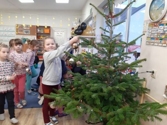 Grafika #2: 05.12.2022 Wspólne ubieranie choinki w grupie Średniaków i Starszaków