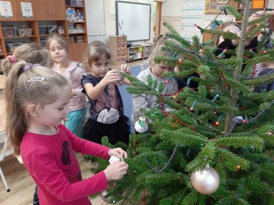 Grafika #4: 05.12.2022 Wspólne ubieranie choinki w grupie Średniaków i Starszaków