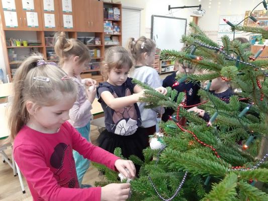 Grafika #5: 05.12.2022 Wspólne ubieranie choinki w grupie Średniaków i Starszaków