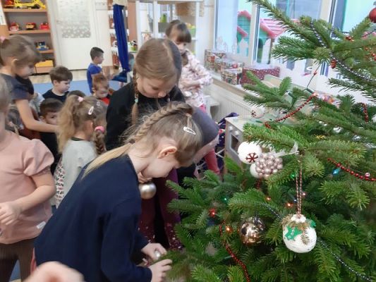 Grafika #6: 05.12.2022 Wspólne ubieranie choinki w grupie Średniaków i Starszaków