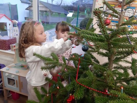 Grafika #7: 05.12.2022 Wspólne ubieranie choinki w grupie Średniaków i Starszaków
