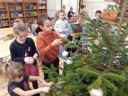 Grafika #8: 05.12.2022 Wspólne ubieranie choinki w grupie Średniaków i Starszaków