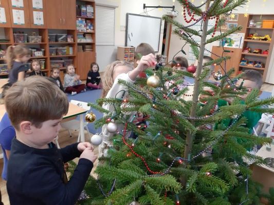 Grafika #9: 05.12.2022 Wspólne ubieranie choinki w grupie Średniaków i Starszaków