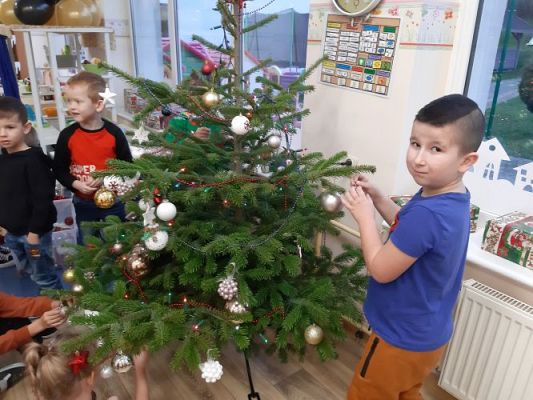 Grafika #10: 05.12.2022 Wspólne ubieranie choinki w grupie Średniaków i Starszaków