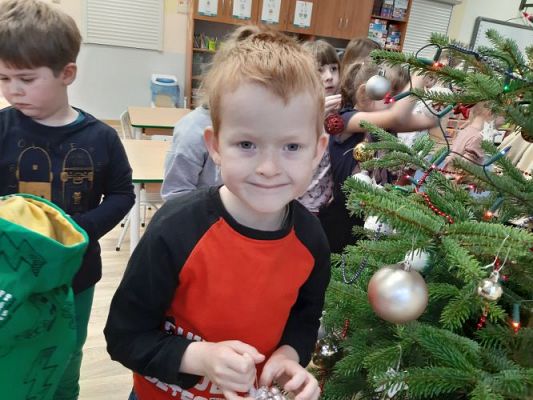 Grafika #13: 05.12.2022 Wspólne ubieranie choinki w grupie Średniaków i Starszaków