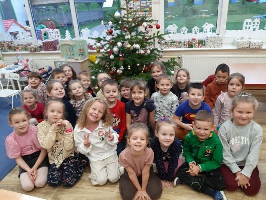 Grafika #14: 05.12.2022 Wspólne ubieranie choinki w grupie Średniaków i Starszaków