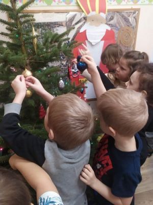 Grafika #17: 05.12.2022 Wspólne ubieranie choinki w grupie Średniaków i Starszaków