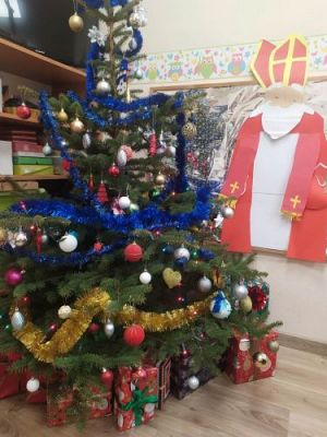 Grafika #18: 05.12.2022 Wspólne ubieranie choinki w grupie Średniaków i Starszaków